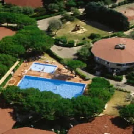 Cozy With Shared Pool Apartament